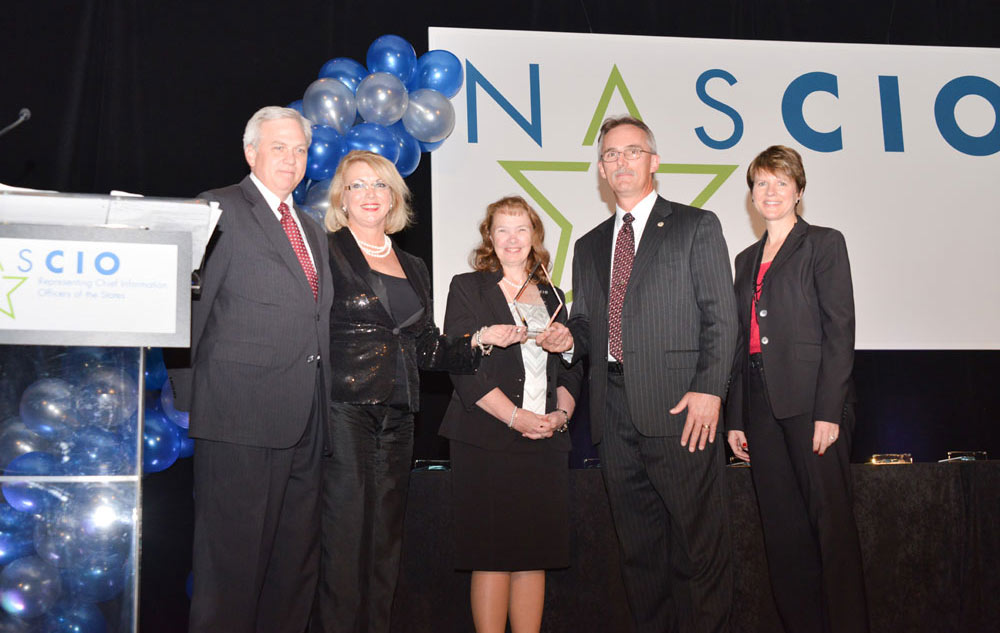 Tom Rolfes and Jayne Scofield accepting the NASCIO award.